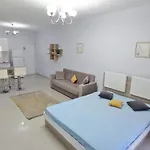 With Balcony & Pool View In Caesar Apartment *